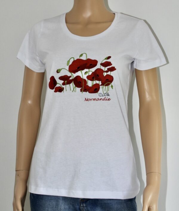 T-shirt blanc avec imprime coquelicots et le mot "Normandie", maniquin en présentation.