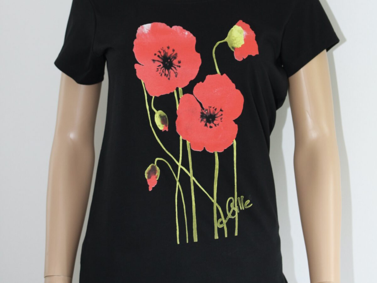 T-shirt noir à motif de coquelicots rouges, signé Sqille, mettant en valeur l'univers floral de Poppies Shop.