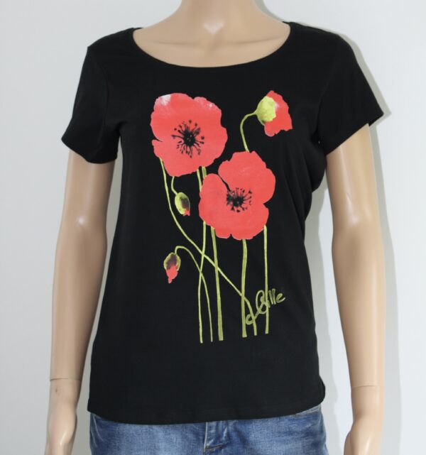 T-shirt noir à motif de coquelicots rouges, signé Sqille, mettant en valeur l'univers floral de Poppies Shop.