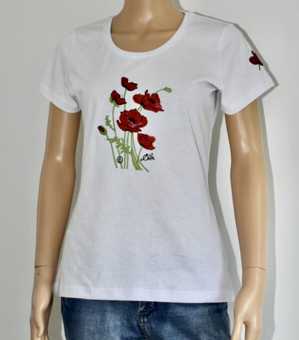 T-shirt blanc avec broderie de coquelicots rouges, design de l'artiste Sqille, présenté sur un mannequin.