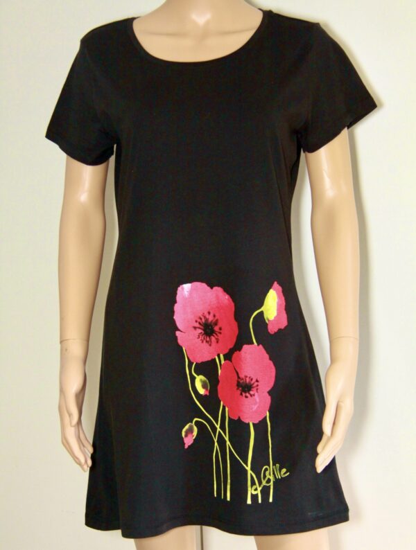 Robe noire illustrée de coquelicots colorés, mettant en valeur les créations artistiques de Sqille.