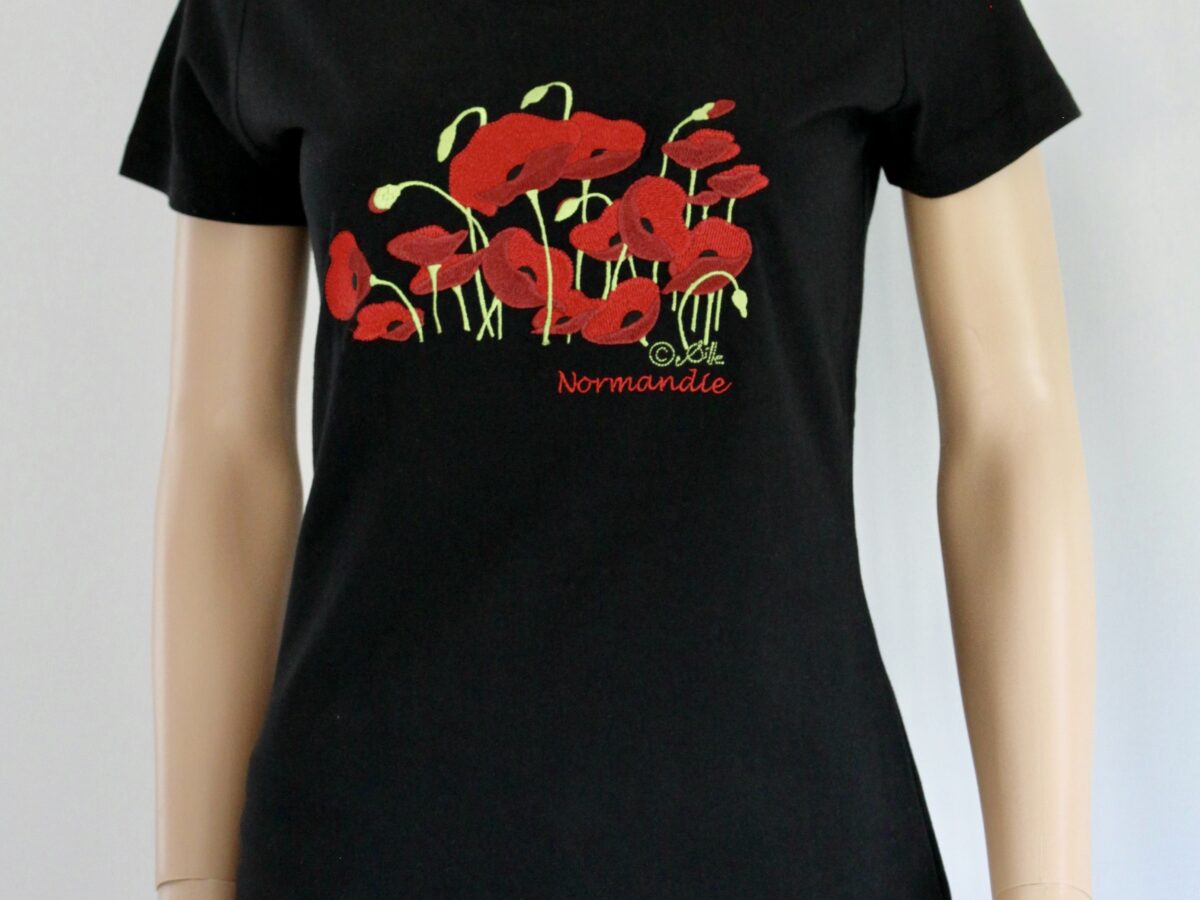 T-shirt noir avec une broderie de coquelicots rouges et le mot "Normandie". Modèle féminin, sobre et élégant.