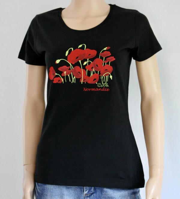T-shirt noir avec une broderie de coquelicots rouges et le mot "Normandie". Modèle féminin, sobre et élégant.