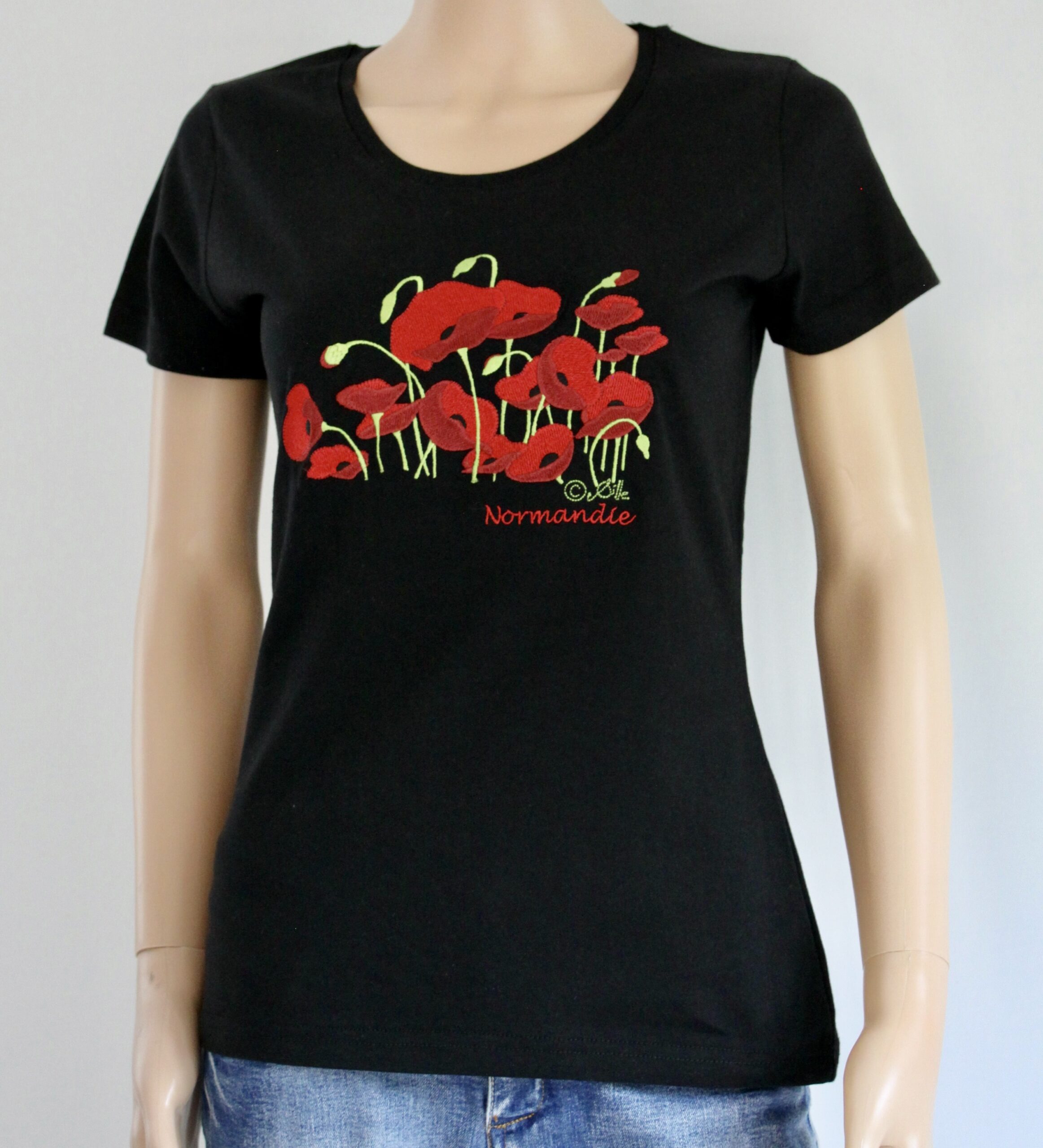 Black T-shirt with embroidered red poppies and the word "Normandie". Feminine, understated and elegant design.