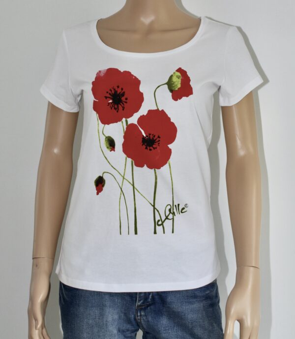 T-shirt blanc illustré de coquelicots rouges, portant la signature de l'artiste Sqille.