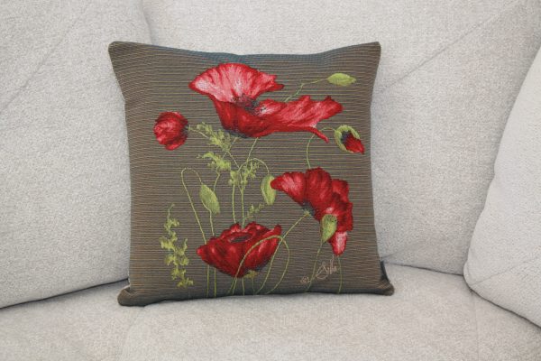 Coussin brodé avec des coquelicots rouges sur fond rayé, création artisanale de Poppies Shop à Bayeux.