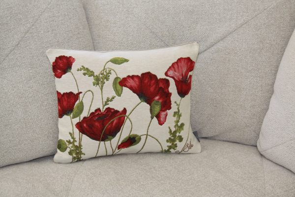 Coussin en tissu avec motif de coquelicots rouges sur fond crème, signé par l'artiste Sqille.