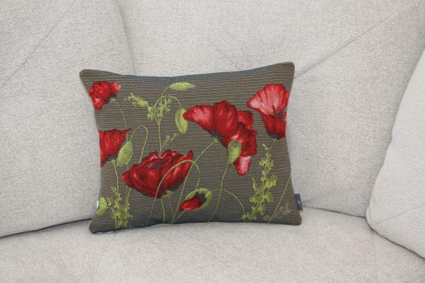 Coussin en jacquard avec motif de coquelicots rouges sur fond rayé, fabriqué en France.