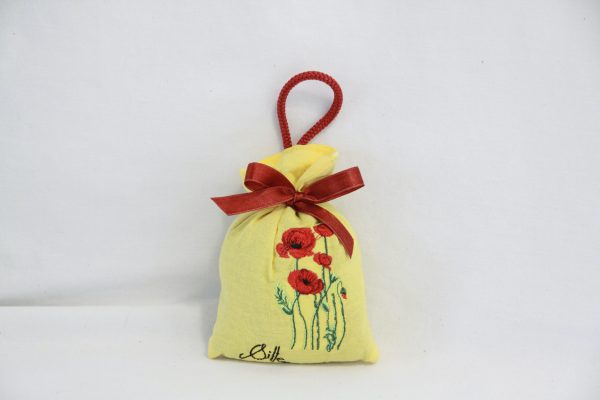 Sachet de lavande jaune avec broderie de coquelicots, agrémenté d'un ruban rouge, artisanat français.