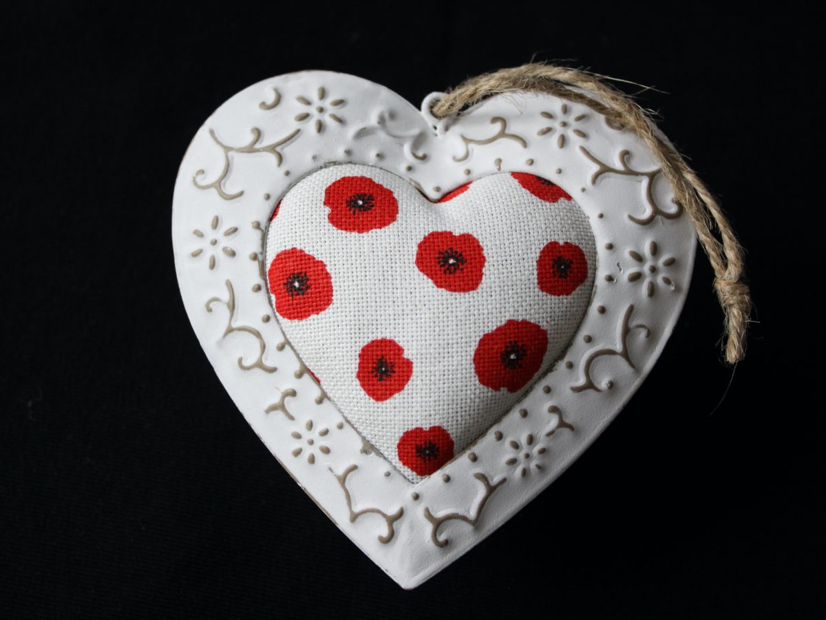 Cœur décoratif en métal et tissu avec motifs de coquelicots rouges, artisanal et unique.