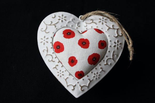 Cœur décoratif en métal et tissu avec motifs de coquelicots rouges, artisanal et unique.