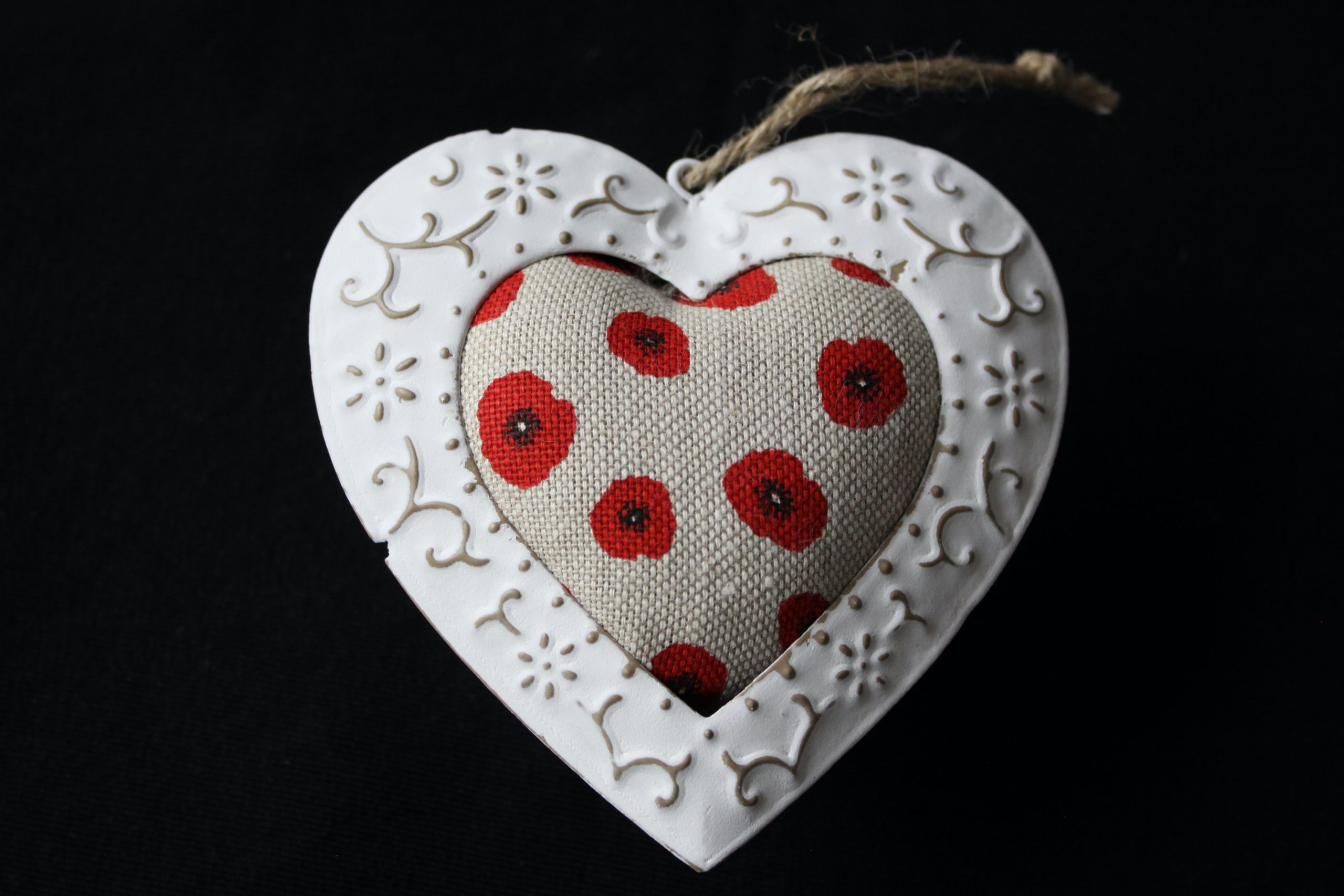 Cœur en métal décoré, contenant un tissu à motif de coquelicots rouges, conçu par Poppies Shop.
