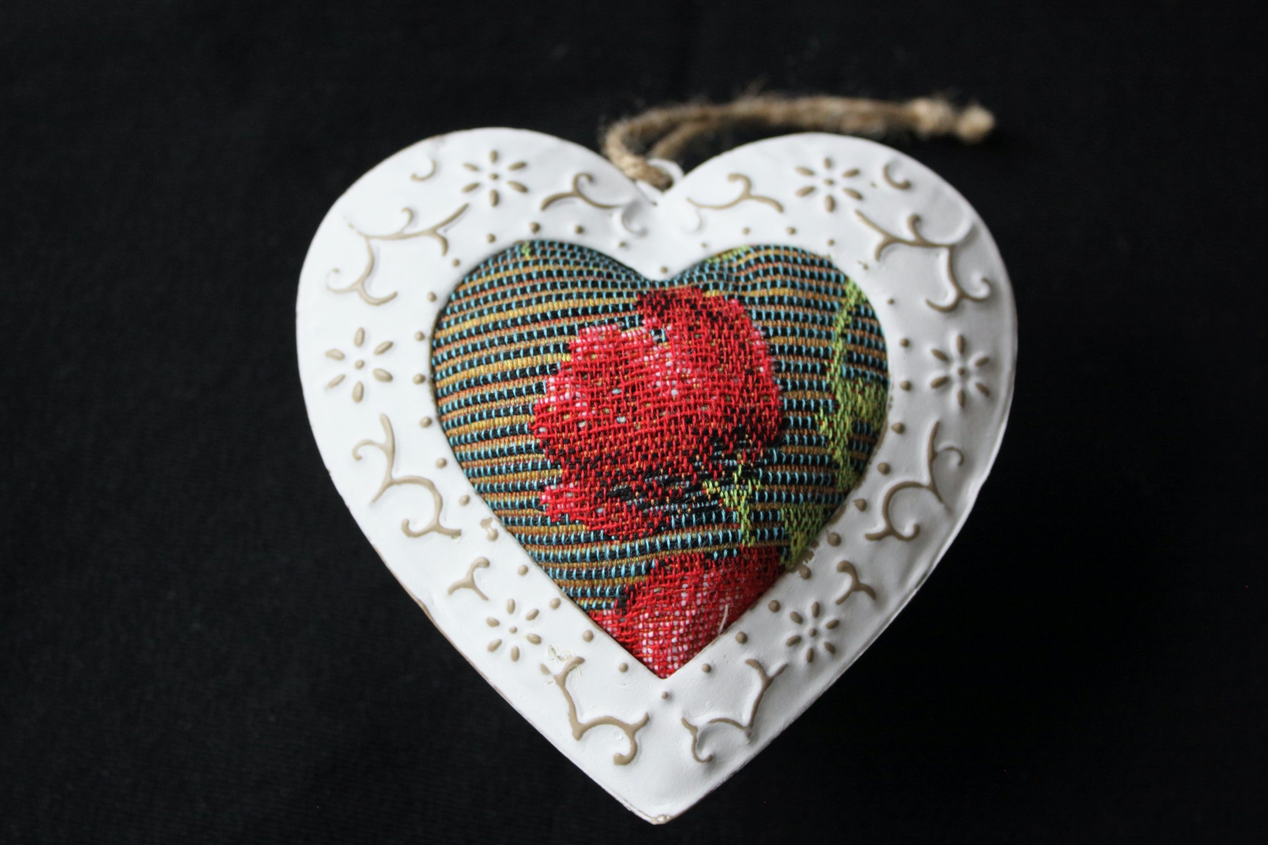 Cœur en métal orné de tissu jacquard avec motif de coquelicot, création de Poppies Shop à Bayeux.