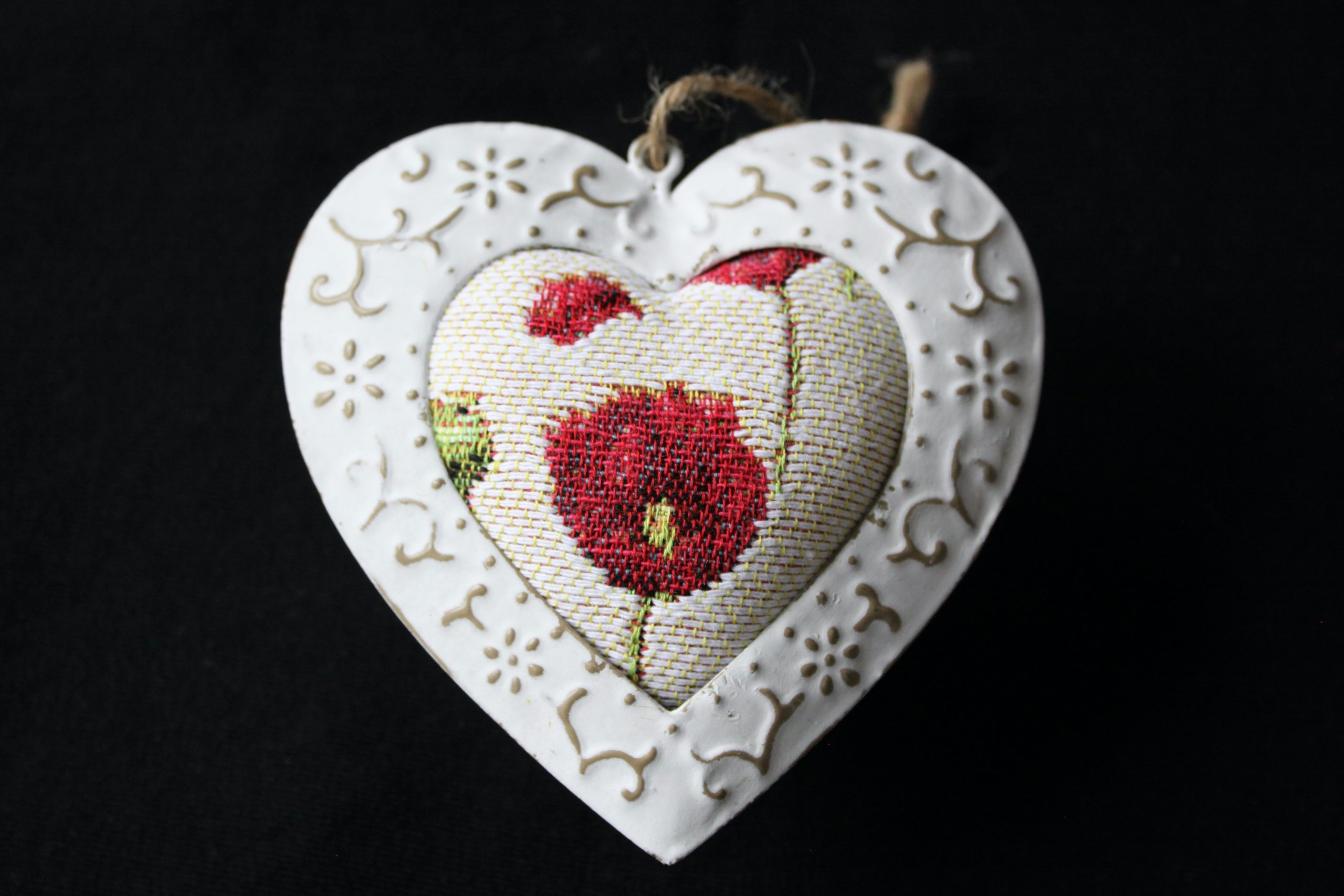 Cœur décoratif en métal et tissu jacquard à motifs de coquelicots, artisanal et élégant.