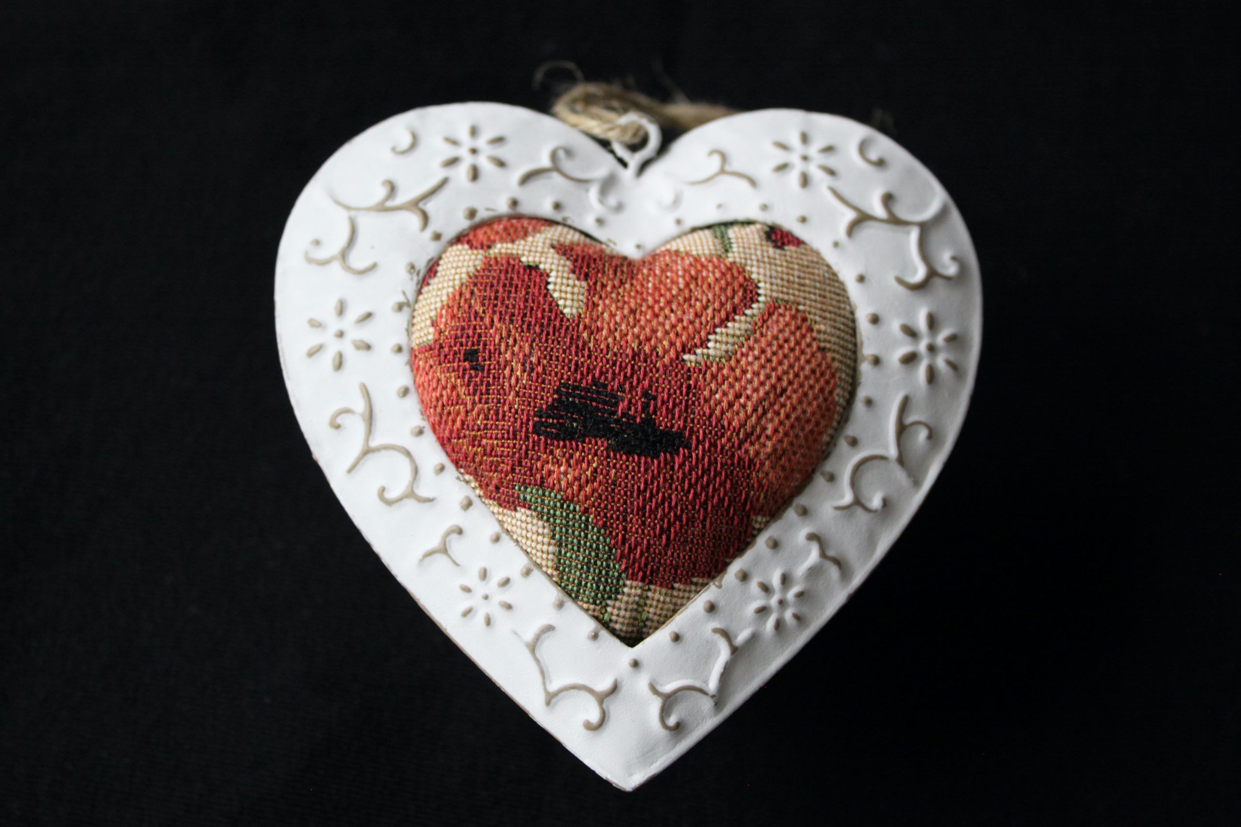 Coeur en métal et tissu jacquard, orné de motifs de coquelicots, décoratif et artisanal.