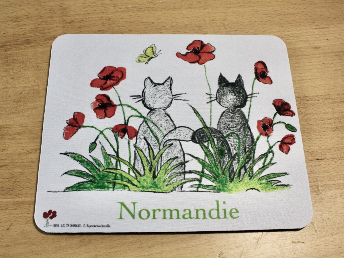 Tapis de souris illustré de deux chats dans un champ de coquelicots, avec le mot "Normandie" en bas.
