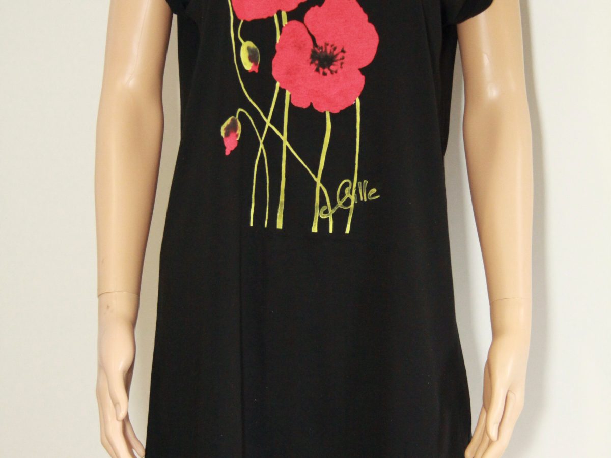 Robe en coton noir ornée de coquelicots rouges, créée par Sqille pour Poppies Shop à Bayeux.
