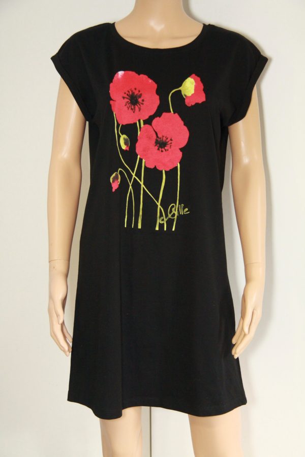 Robe en coton noir ornée de coquelicots rouges, créée par Sqille pour Poppies Shop à Bayeux.