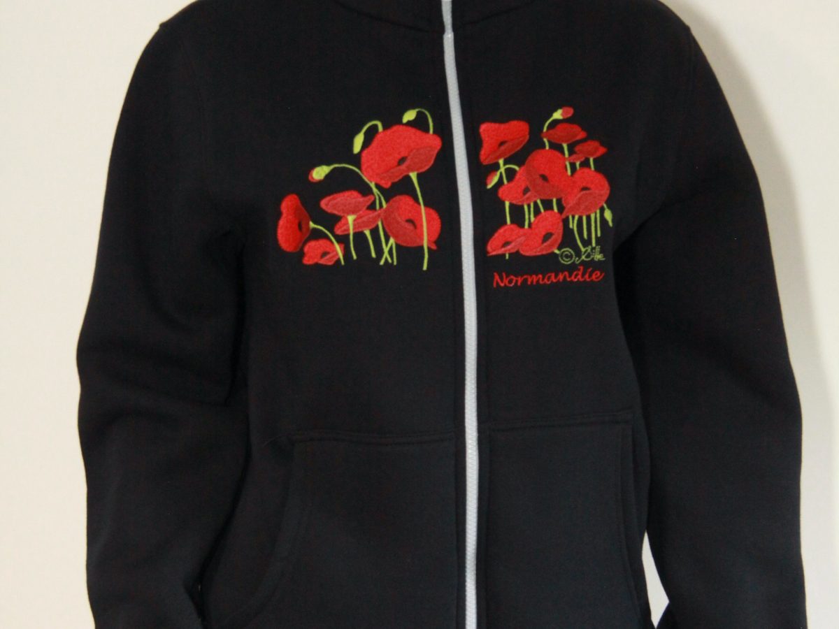 Veste zippée bleu marine ornée de coquelicots, proposée par Poppies Shop, boutique d'artisanat à Bayeux.