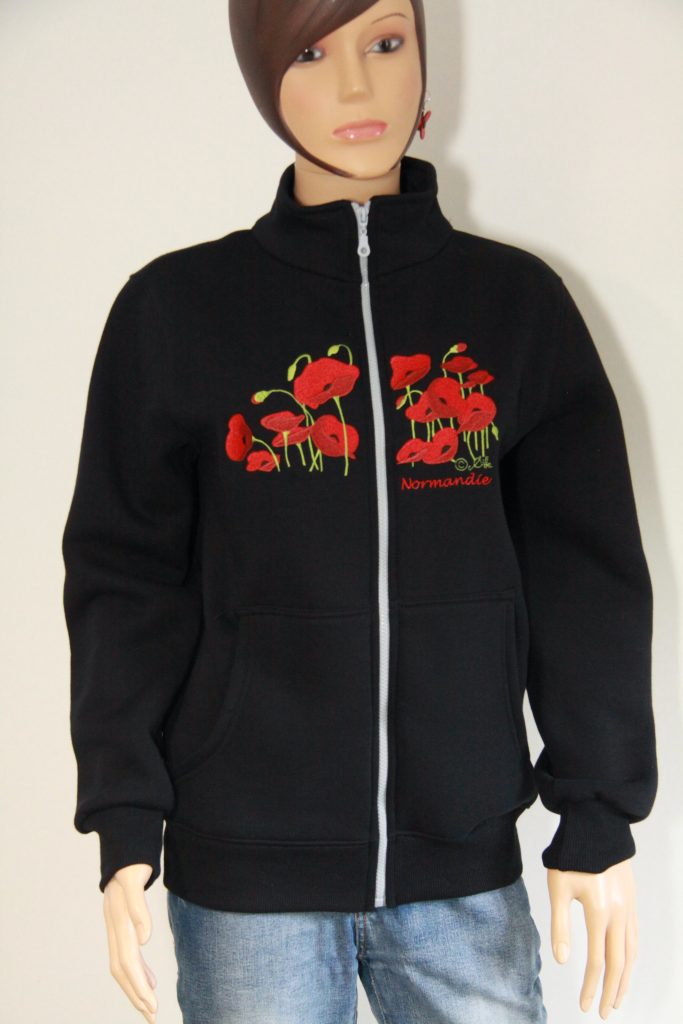 Veste zippée bleu marine ornée de coquelicots, proposée par Poppies Shop, boutique d'artisanat à Bayeux.