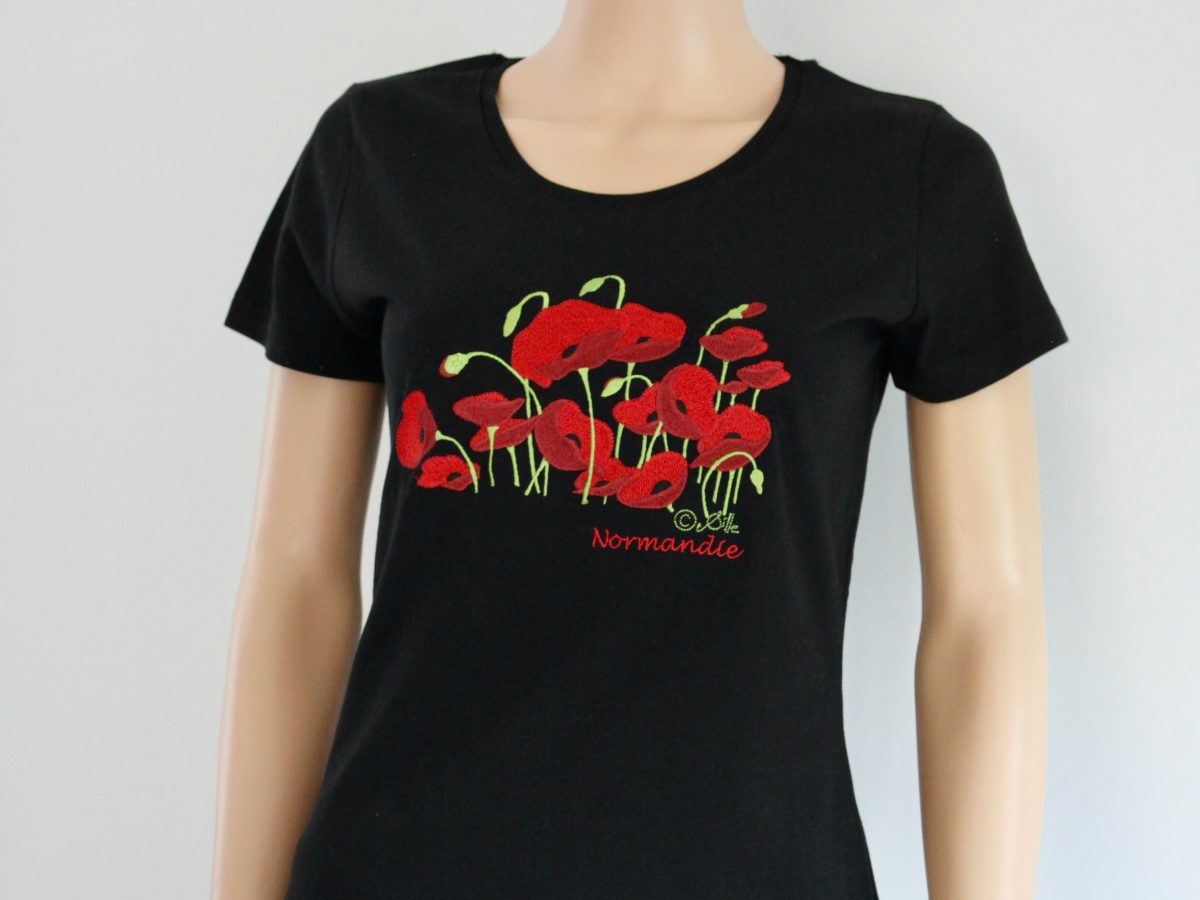 T-shirt noir brodé avec motif de coquelicots, inscription "Normandie", présenté sur un mannequin.