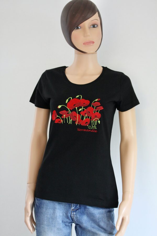T-shirt noir brodé avec motif de coquelicots, inscription "Normandie", présenté sur un mannequin.