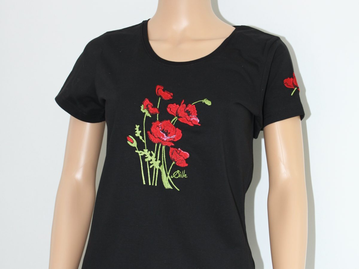 T-shirt noir brodé avec motif de coquelicots, disponible à Poppies Shop, boutique d'artiste à Bayeux.