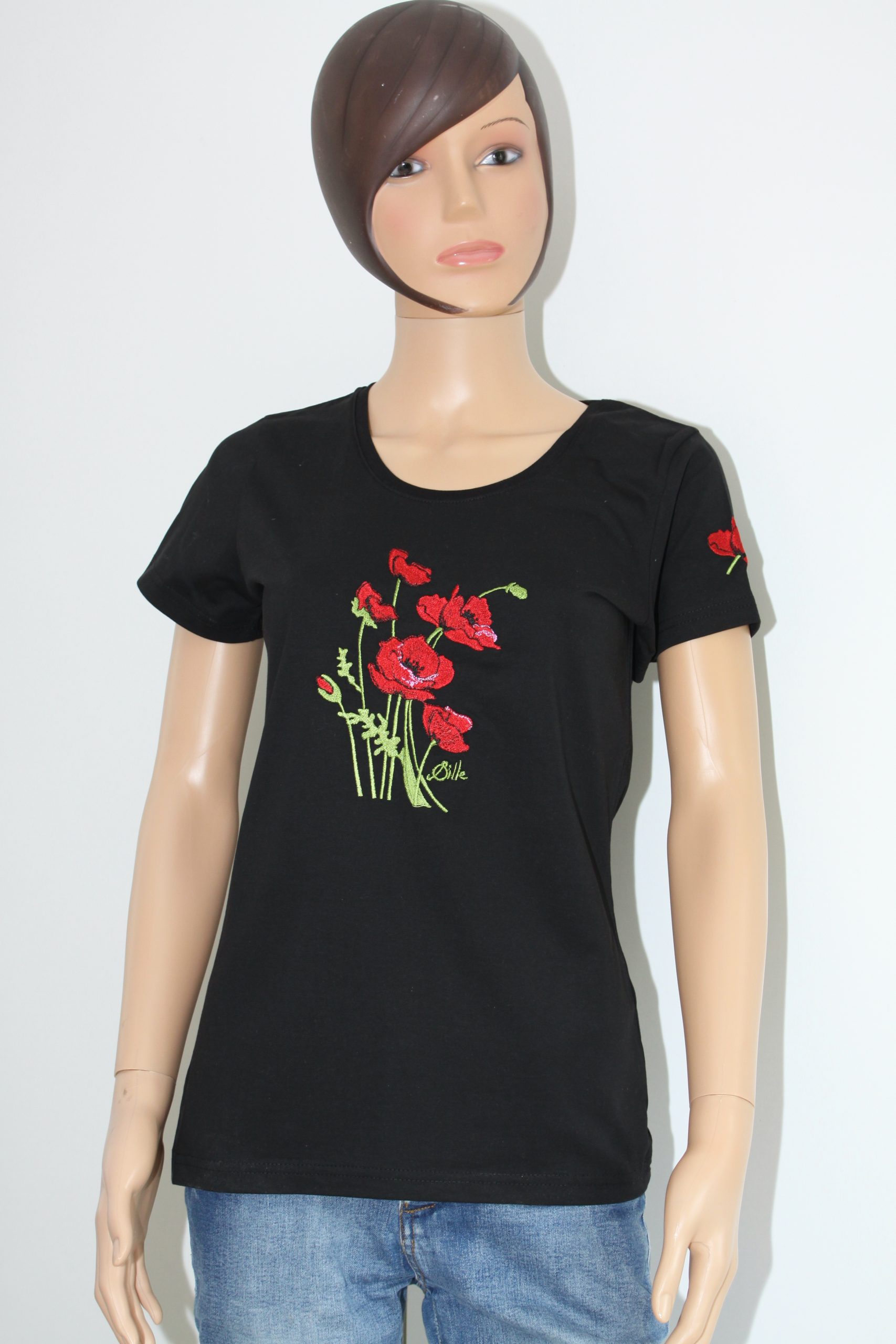 T-shirt noir brodé avec motif de coquelicots, disponible à Poppies Shop, boutique d'artiste à Bayeux.