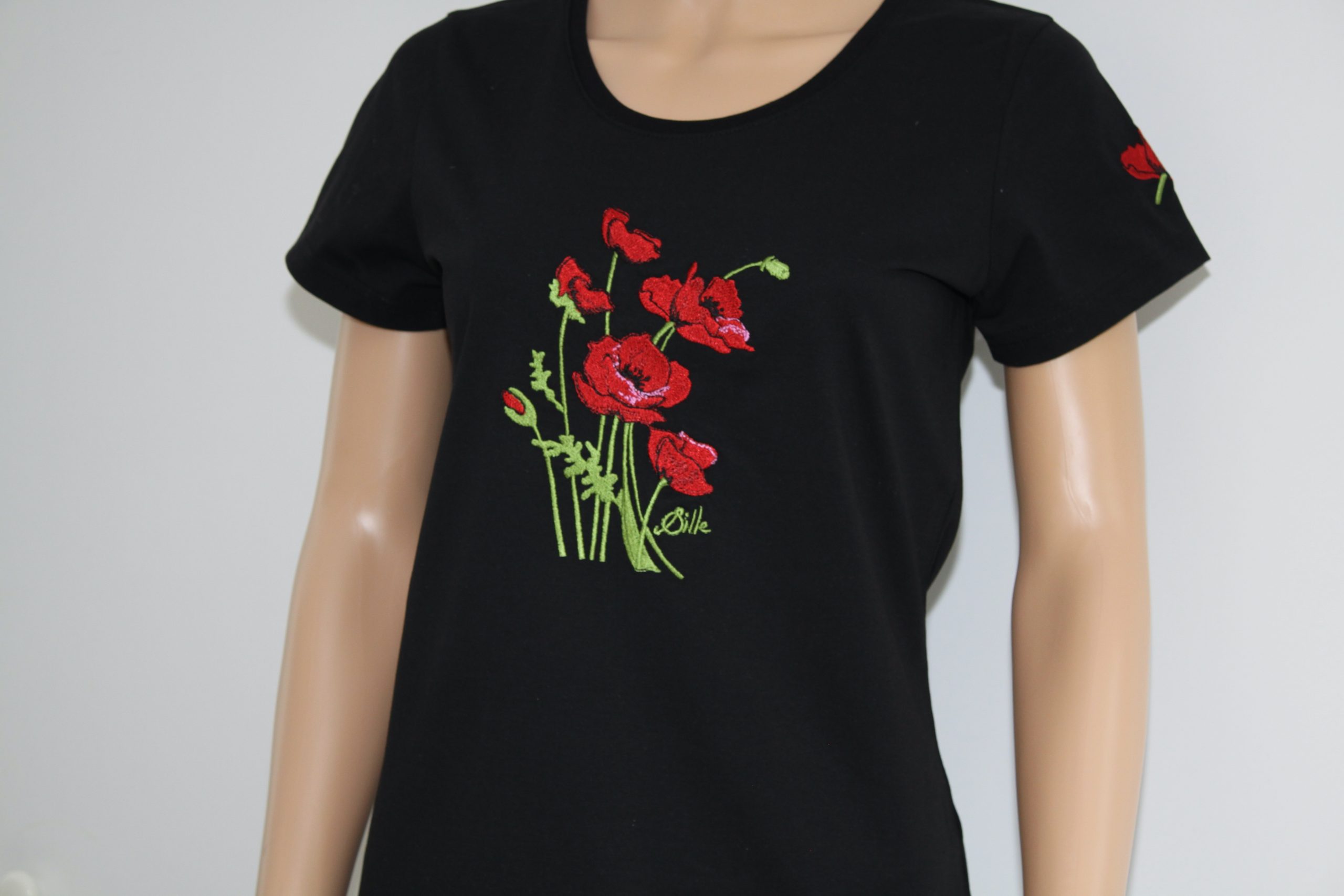 T-shirt noir avec broderie de coquelicots colorés, créé par Poppies Shop, boutique artisanale à Bayeux.