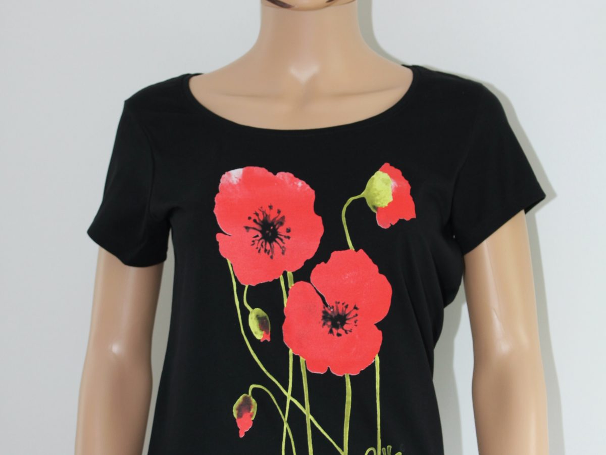 T-shirt noir sérigraphié avec des coquelicots rouges, signé Sqille, disponible à la boutique Poppies Shop à Bayeux.