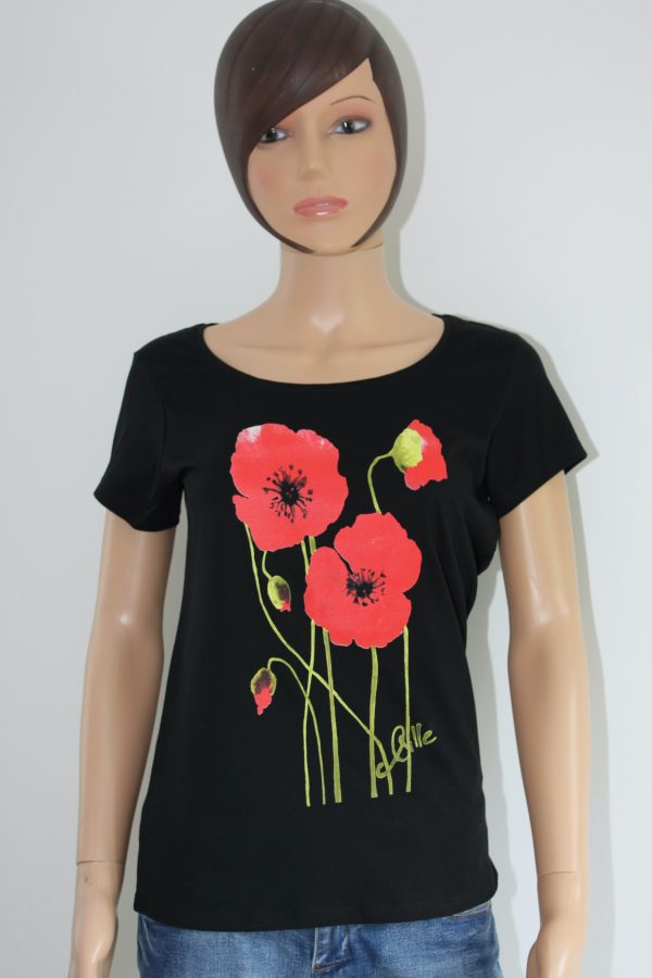 T-shirt noir sérigraphié avec des coquelicots rouges, signé Sqille, disponible à la boutique Poppies Shop à Bayeux.