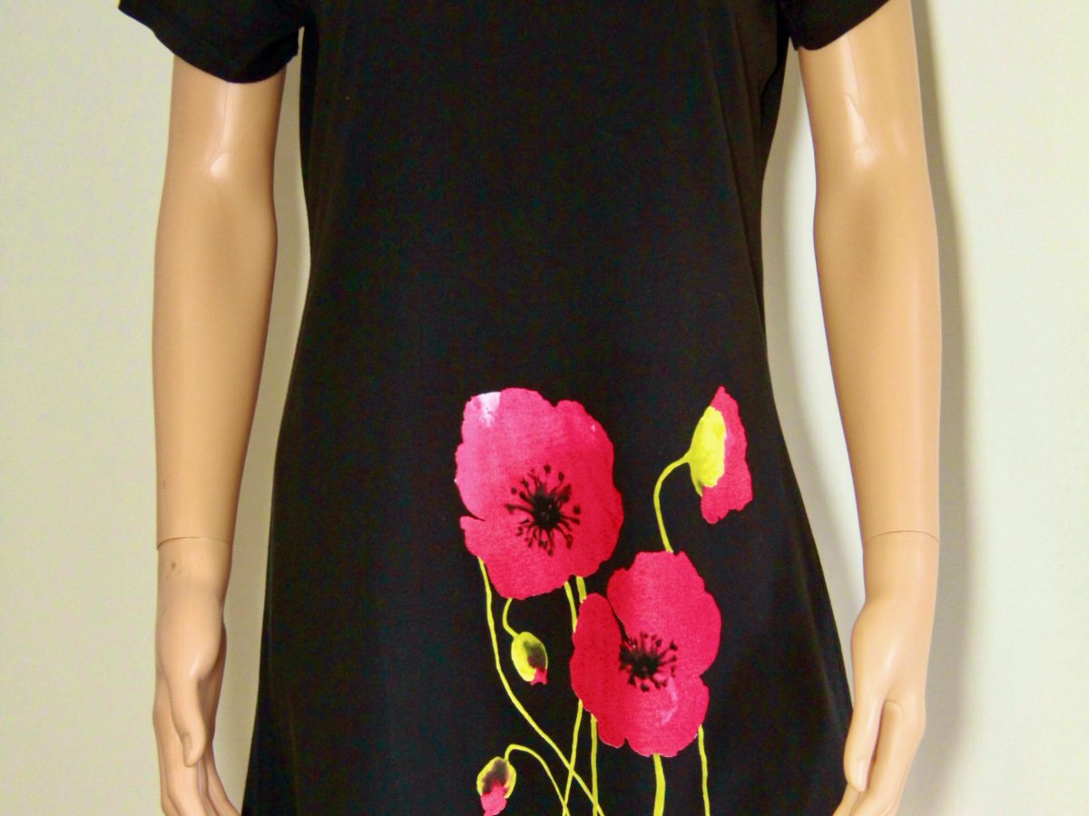 Robe en coton noir avec motifs de coquelicots colorés, stylée et fluide, de la boutique Poppies Shop à Bayeux.