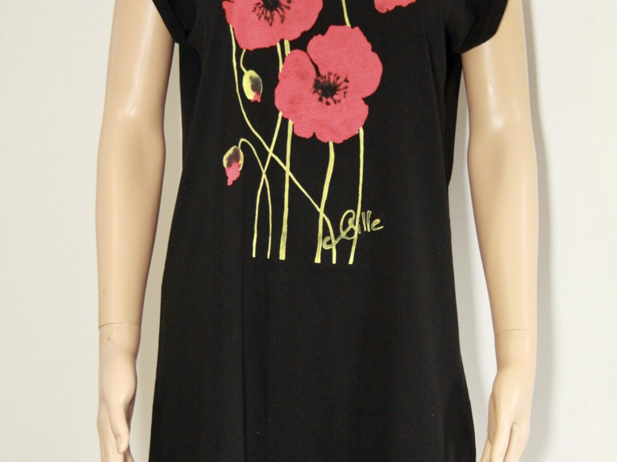 Robe noire à motifs de coquelicots rouges et jaunes, créée par Sqille, présentée sur un mannequin.