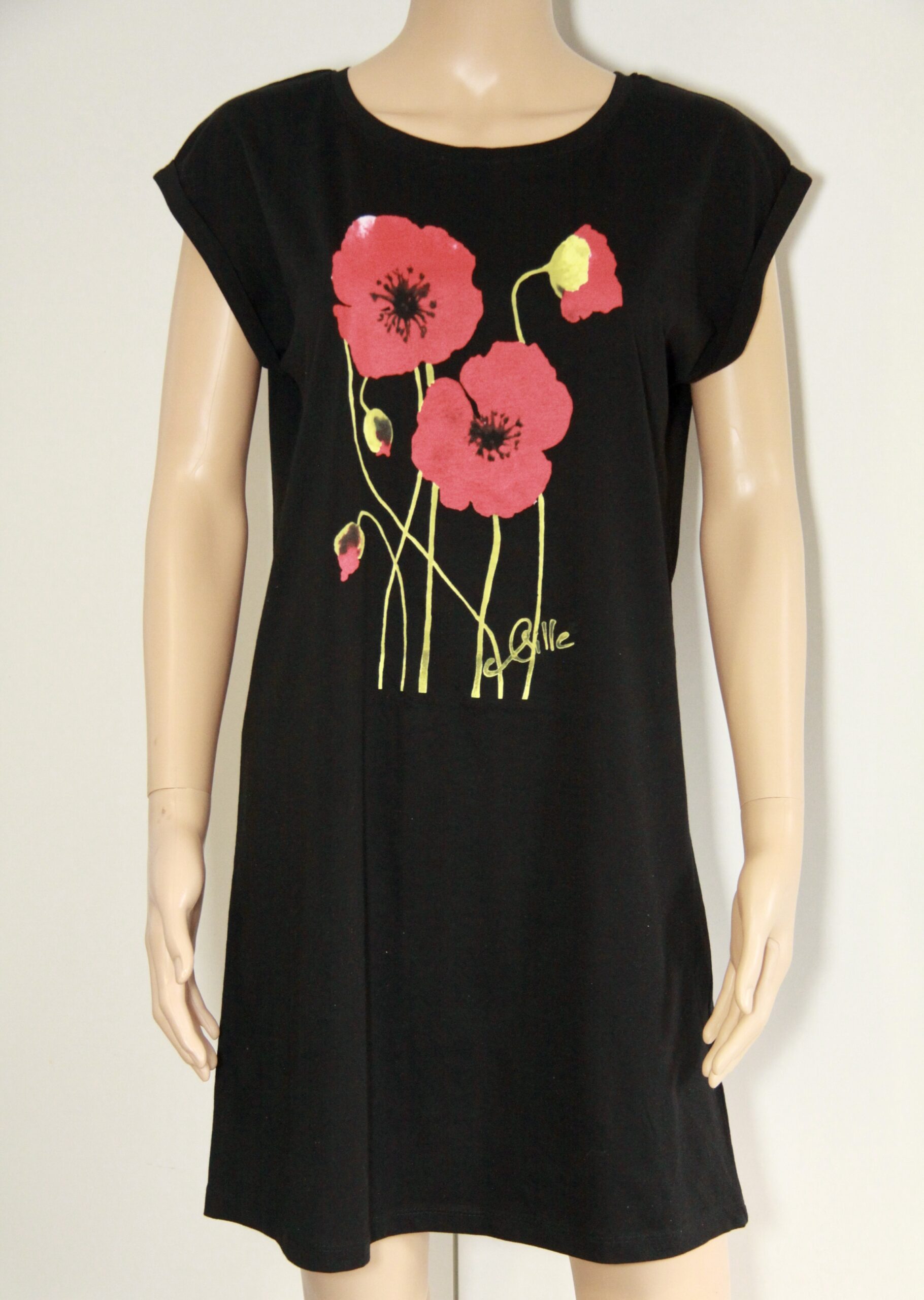 Robe noire à motifs de coquelicots rouges et jaunes, créée par Sqille, présentée sur un mannequin.