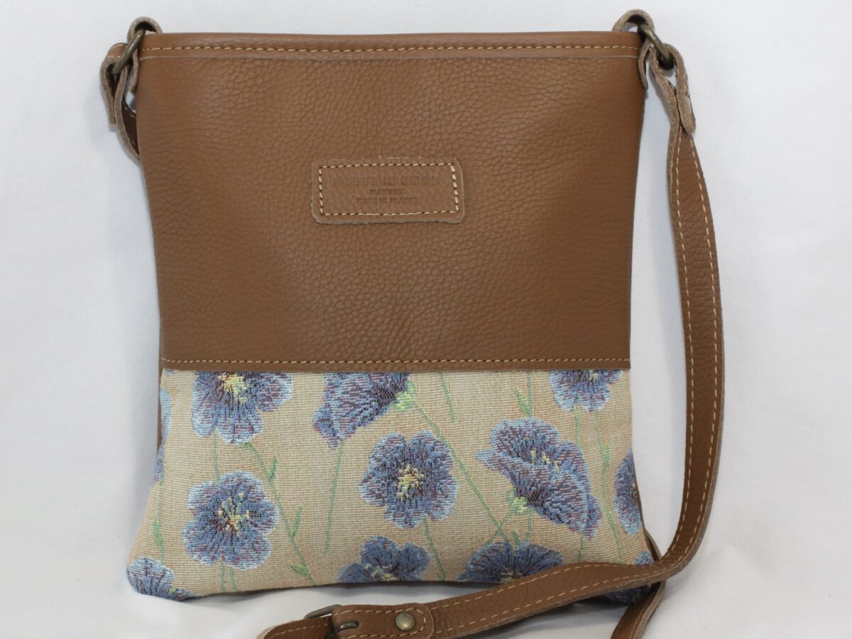 Sac à main en simili cuir marron avec motif floral bleu sur tissu jacquard. Création artisanale française.