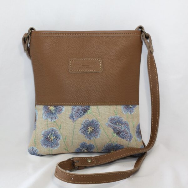 Sac à main en simili cuir marron avec motif floral bleu sur tissu jacquard. Création artisanale française.