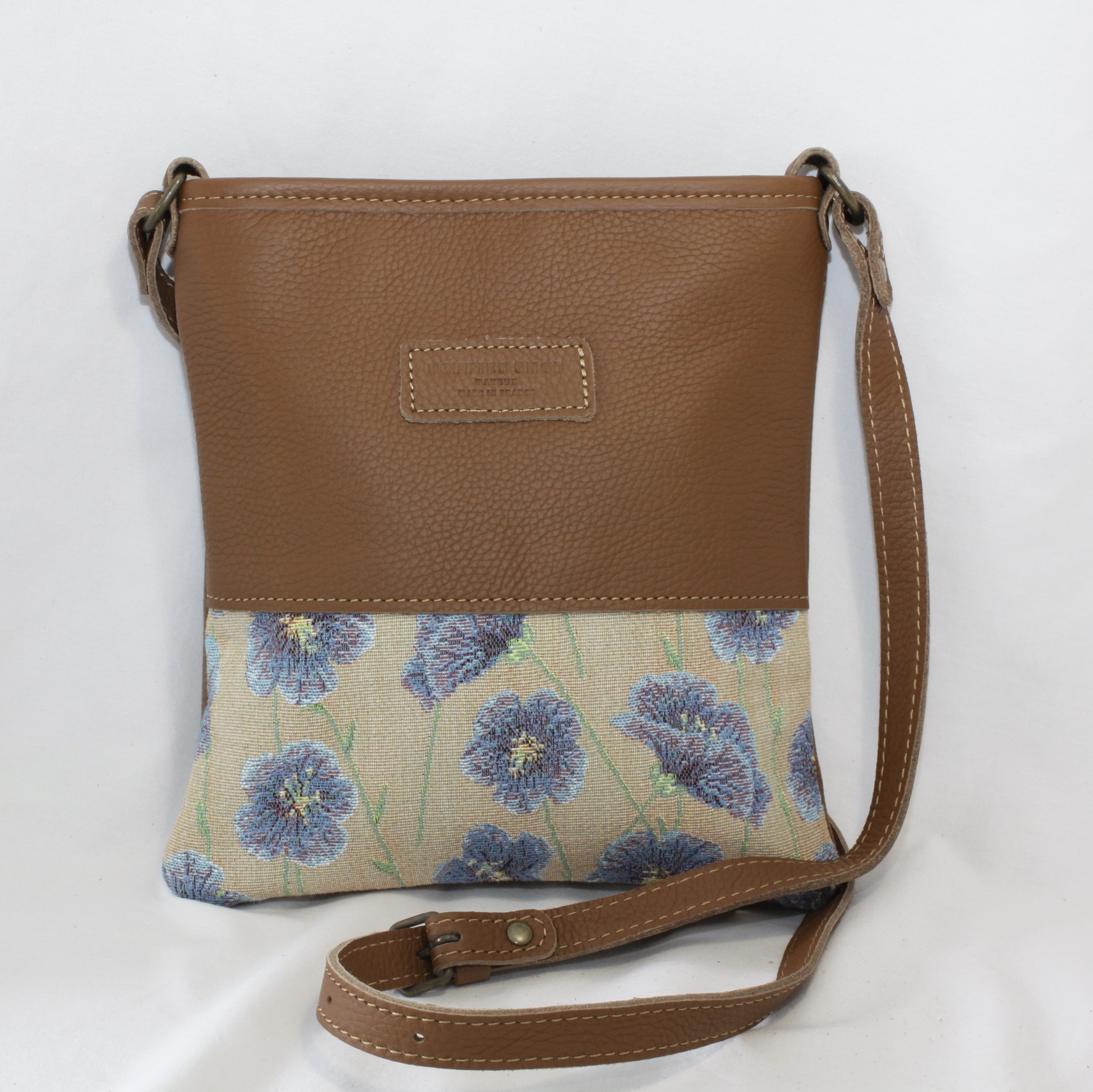 Sac à main en simili cuir marron avec motif floral bleu sur tissu jacquard. Création artisanale française.