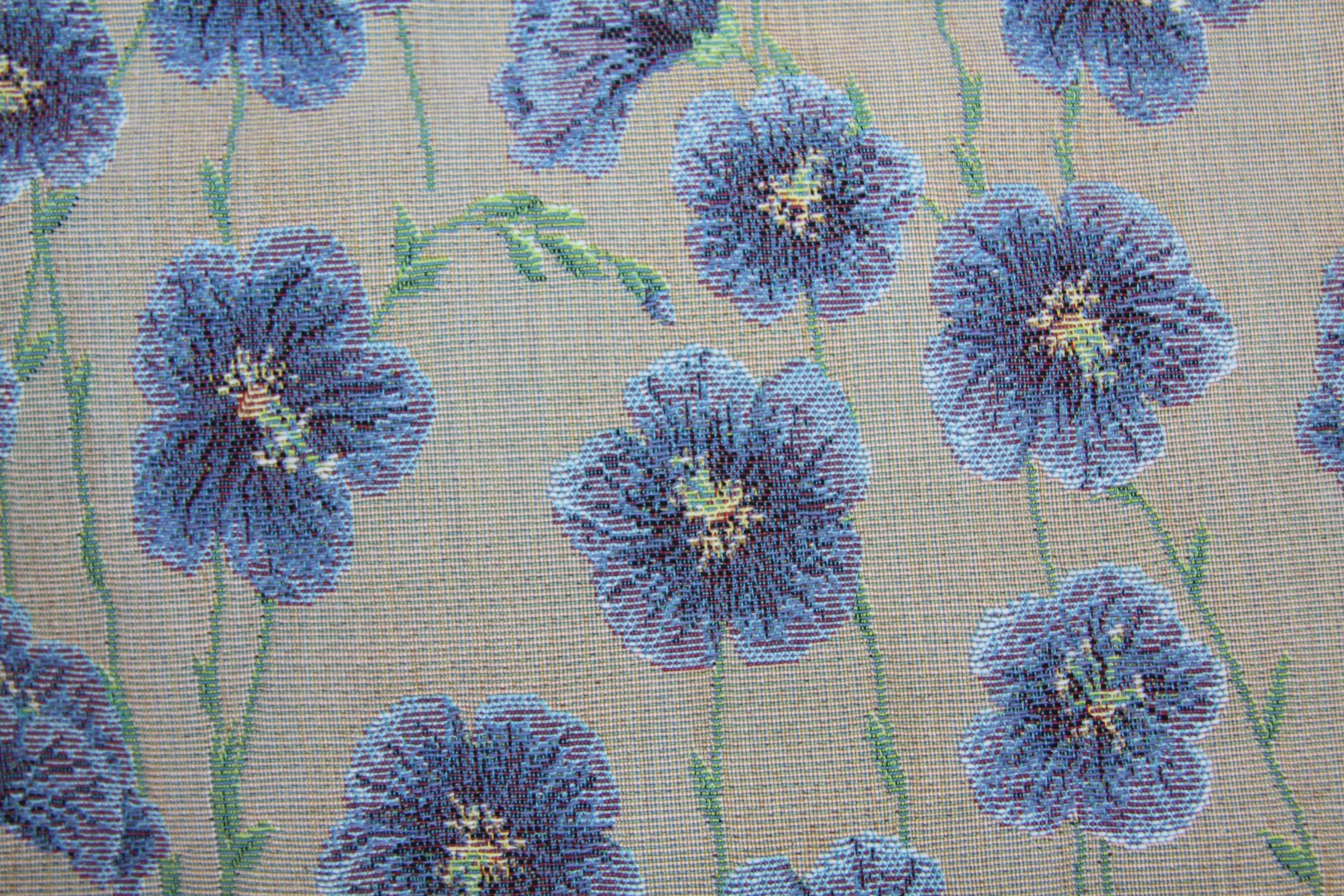 Tissu jacquard bleu avec motifs de fleurs sur fond beige, inspiré des créations de l'artiste Sqille.