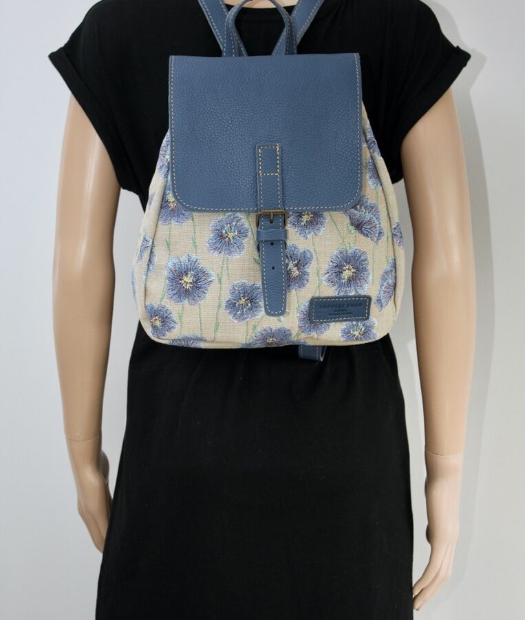 Sac à dos en tissu jacquard floral, avec fermeture bleue, assemblé par des artisans français.