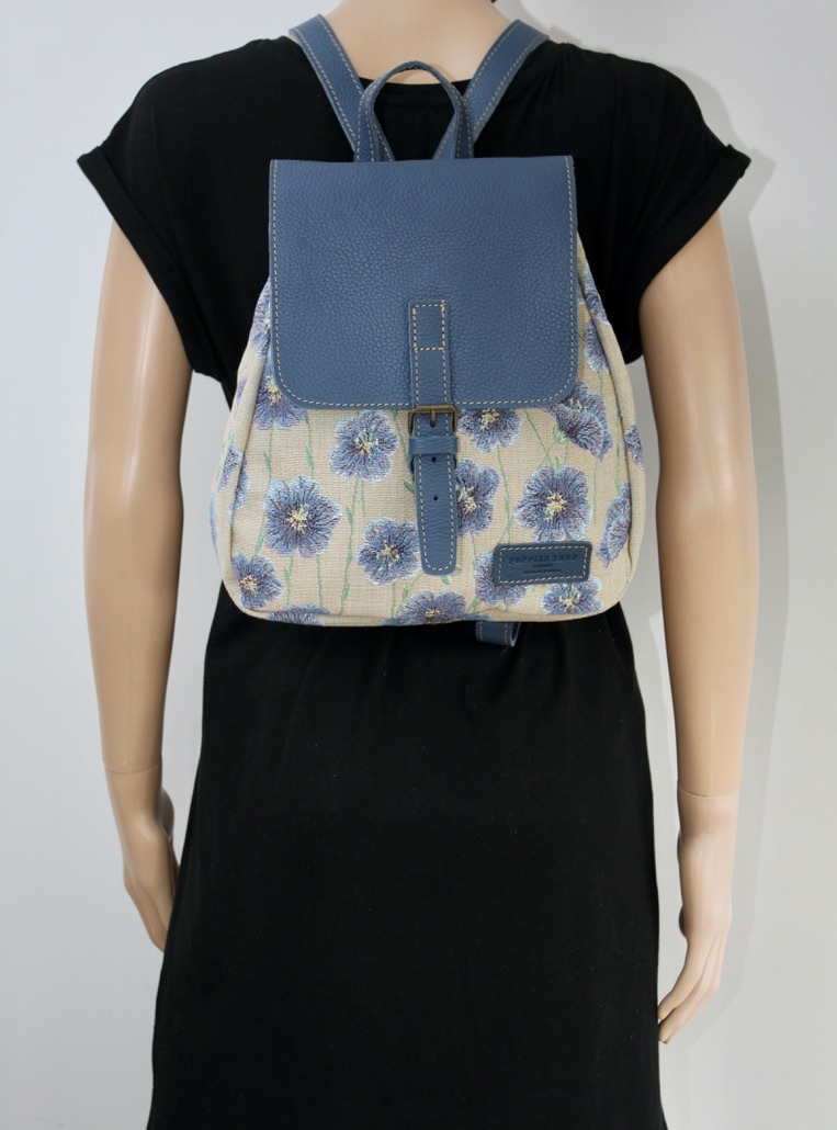 Sac à dos en tissu jacquard floral, avec fermeture bleue, assemblé par des artisans français.